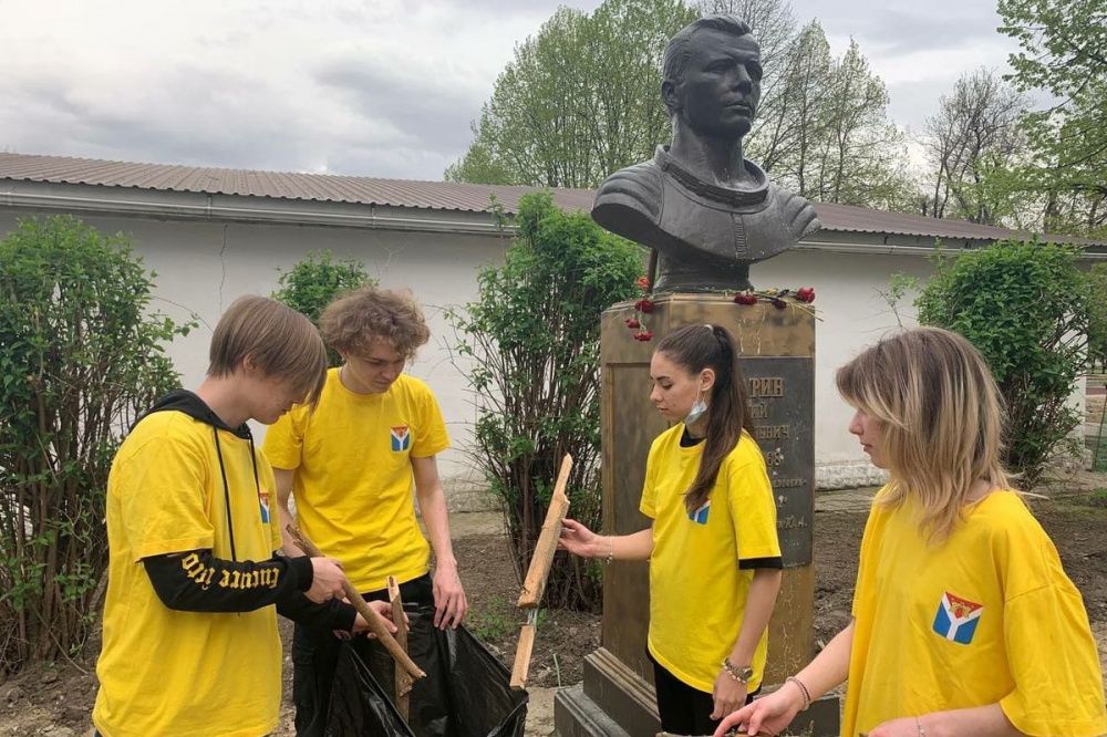 Усть-лабинская команда КВН провела уборку на территории памятника Юрию Гагарину