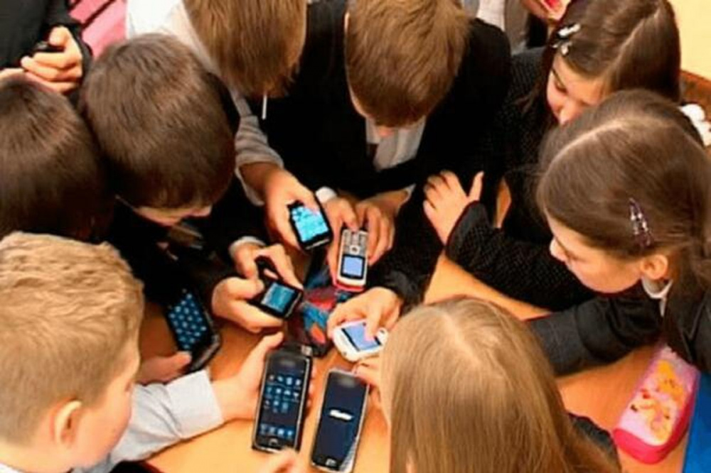 Половина учителей и треть родителей выступили за полный запрет телефонов в школах России