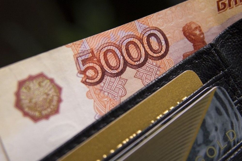 Минимальный размер оплаты труда вырастет в России до 13890 рублей