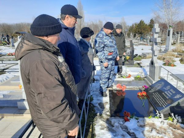 Усть-Лабинские ветераны МВД и ФСБ побывали на могилах павших воинов