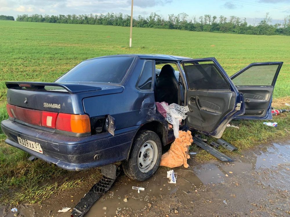 В Усть-Лабинском районе при столкновении двух автомобилей погиб человек и шестеро доставлены в больницу