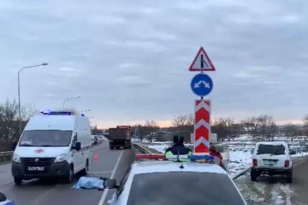 Мужчина погиб под колесами большегруза в Усть-Лабинском районе 17 января