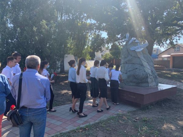 Усть-Лабинские студенты и школьники взяли шефство над памятником у Вечного Огня Усть-Лабинские студенты и школьники взяли шефство над памятником у Вечного Огня