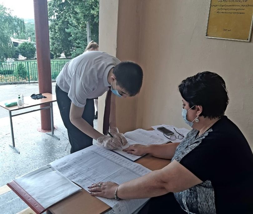 Выпускникам Усть-Лабинского района вручают аттестаты