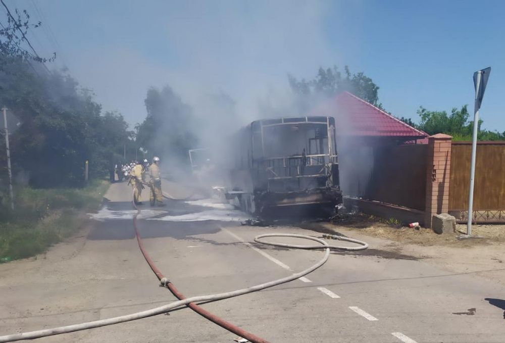 В Усть-Лабинском районе сгорел пассажирский автобус