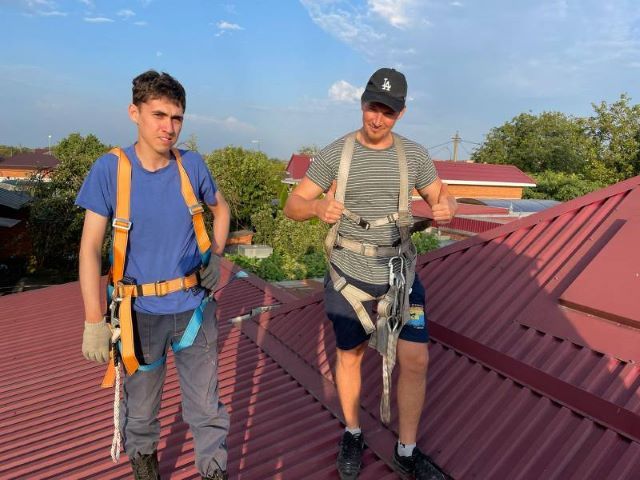 Усть-Лабинские депутаты и предприниматели сообща починили крышу пенсионерке-активистке