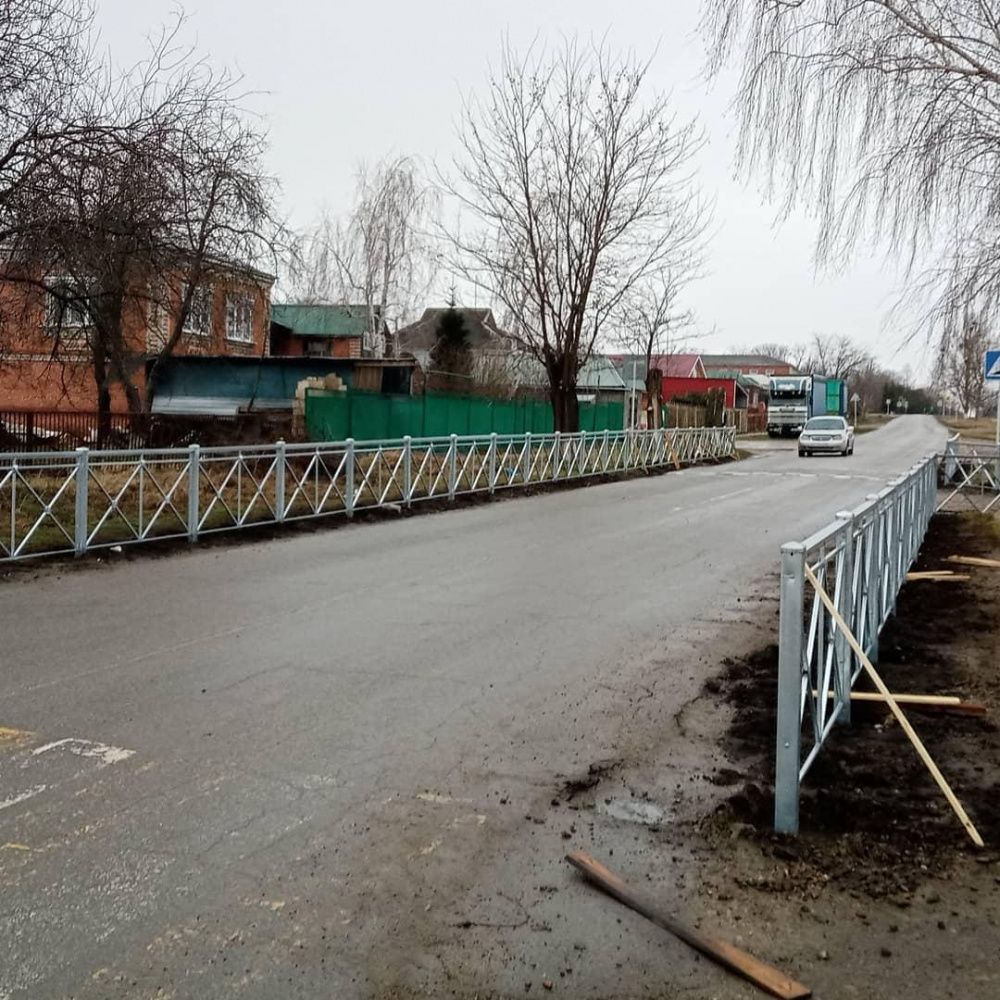 В Новолабинской установили новые ограждения вдоль дороги