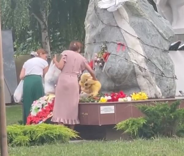 Женщин, укравших мягкие игрушки с мемориала малолетним узникам концлагерей, разыскивают в Усть-Лабинске