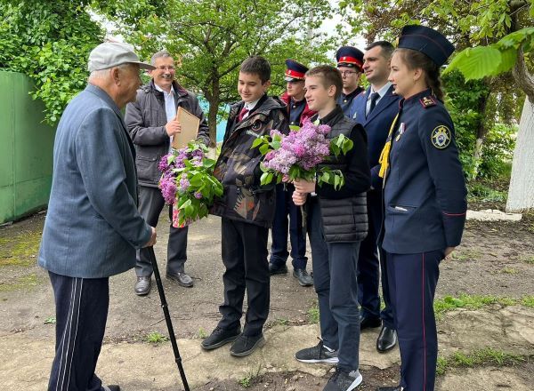 Усть-Лабинский Следственный отдел СУ СКР и его подшефные поздравили фронтовика