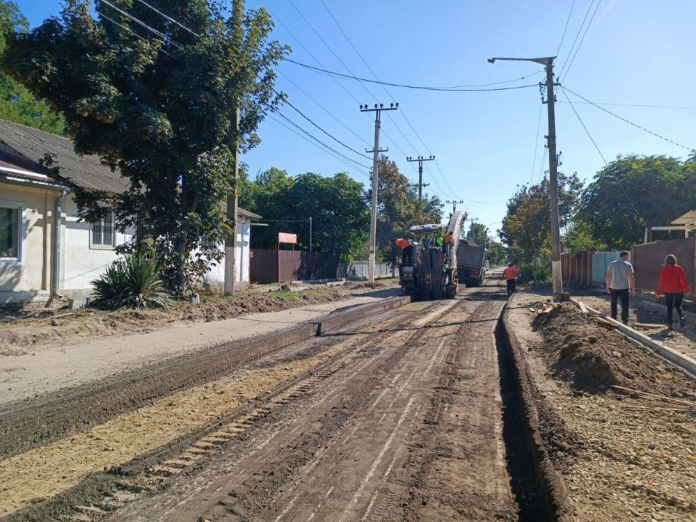 Ремонт дороги продолжается в центральной части города.