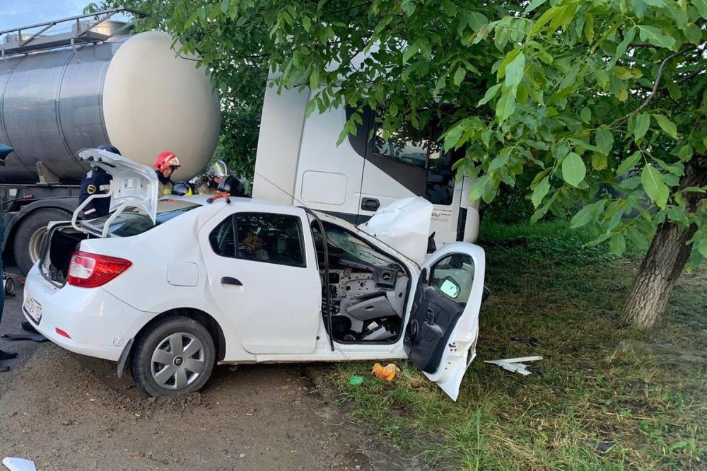 В Усть-Лабинском районе легковой автомобиль протаранил грузовик