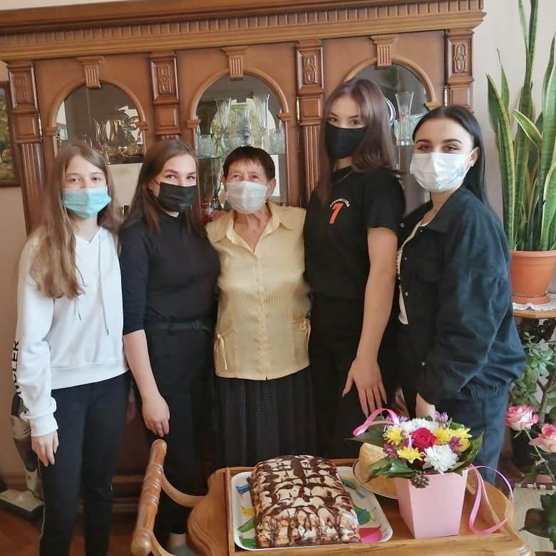 Усть-лабинские студенты поздравили с 87-летием ветерана педагогического труда