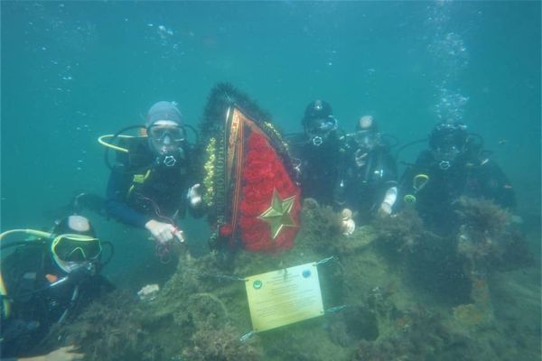Памятный знак установили на затонувшем корабле в Анапе