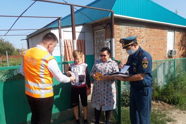 Жителям Усть-Лабинского района напоминают об опасности осенних пожаров