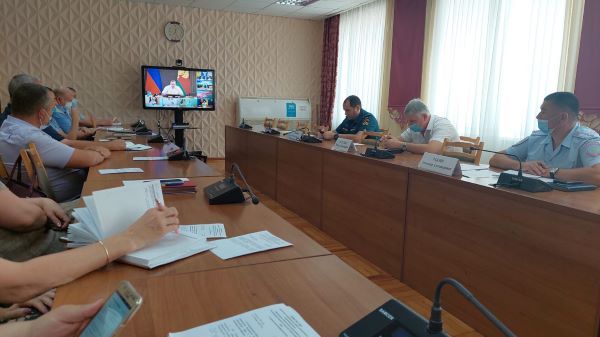 Руководство Усть-Лабинской администрации совместно с прокурором и силовиками приняли участие в селекторном совещании