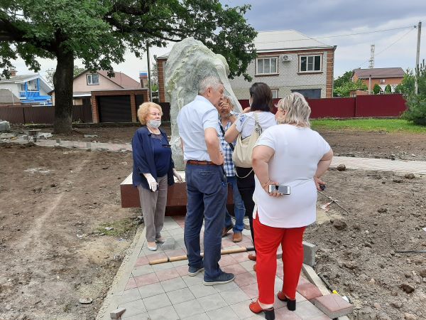 Президент Фонда "Вольное Дело-Юг" проинспектировала установку памятника