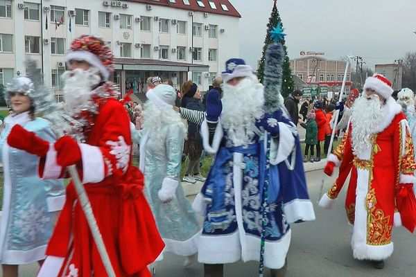 Деды Морозы вышли на парад в Усть-Лабинске