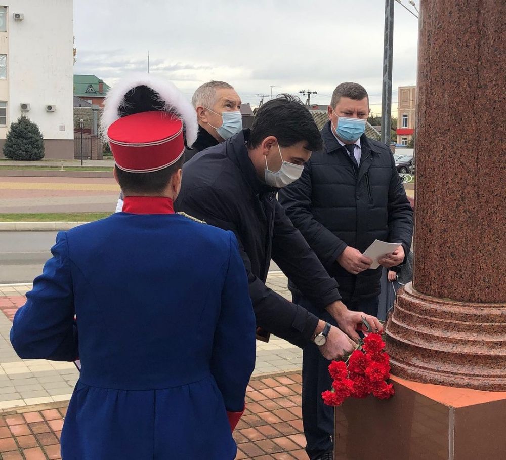 Власти Усть-Лабинска возложили цветы к памятнику Александру Суворову