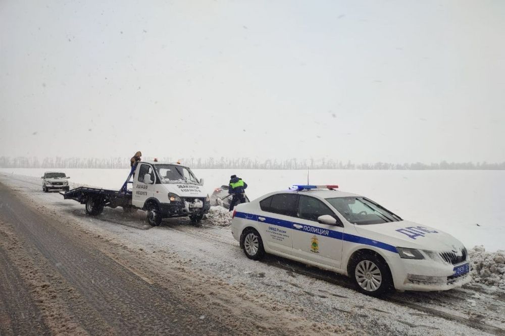 Усть-Лабинские автоинспекторы помогли водителю иномарки, съехавшему в кювет