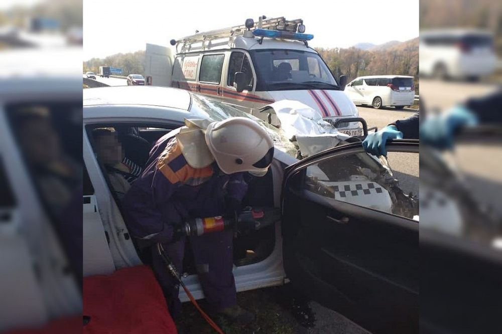 Спасатели освободили зажатую женщину из автомобиля такси после ДТП