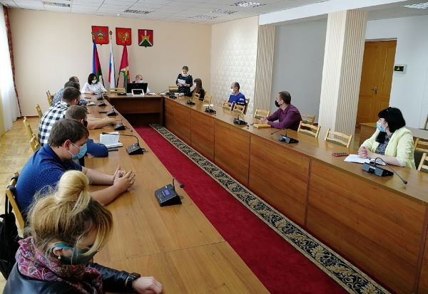 В Усть-Лабинске на административной комиссии штрафовали за собак, бардак и шум