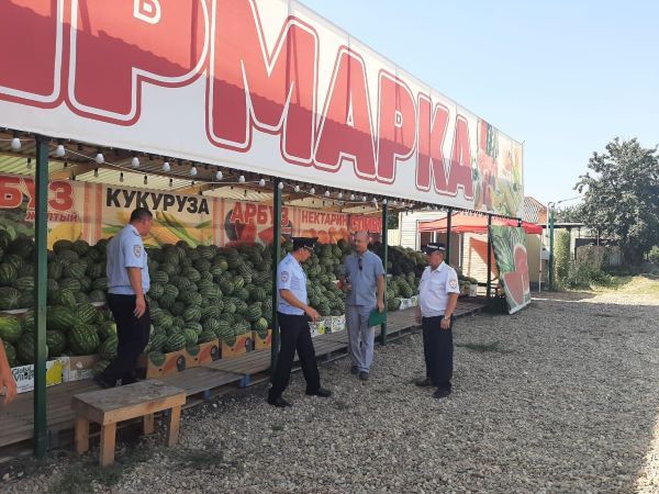 Усть-Лабинская полиция и сотрудники районной администрации проводят совместные рейды по объектам придорожной торговли