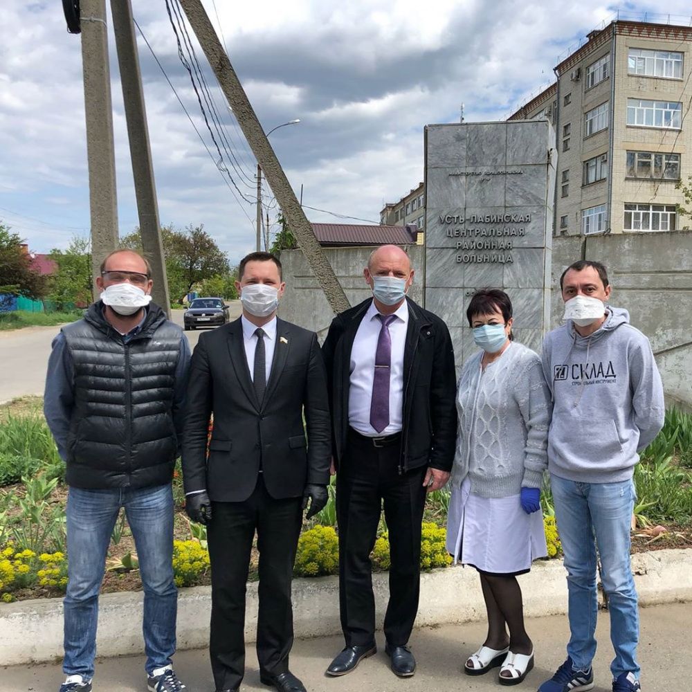 Кубанский предприниматель подарил партию одноразовых бахил и респираторов Усть-Лабинскому госпиталю