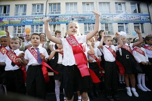 Депутат Госдумы предложил перенести на октябрь начало учебного года