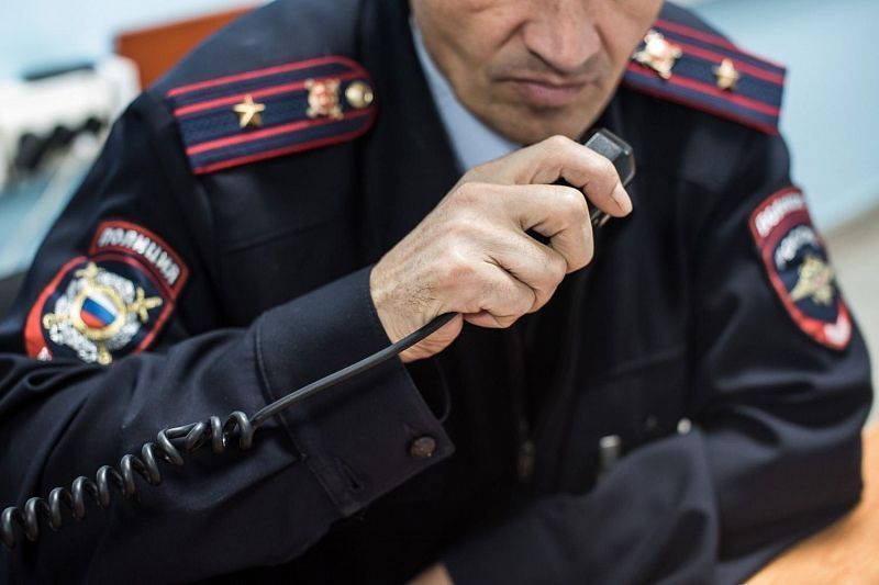 В центре города двое мужчин напали на прохожего и ограбили его