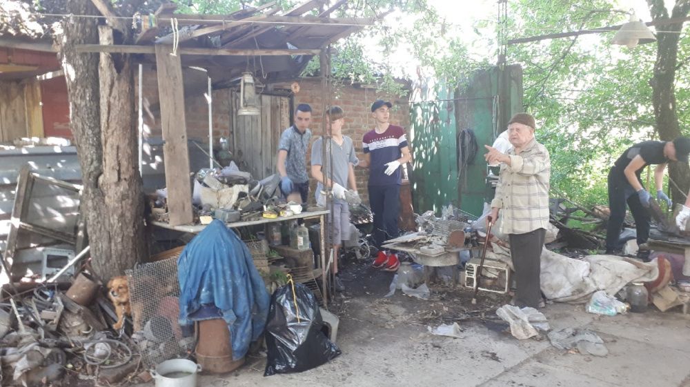 В Усть-Лабинске волонтеры оказали помощь ветерану ВОВ