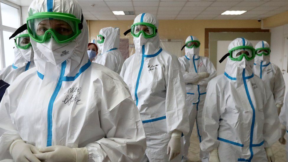 Досрочный выход на пенсию разрешили работающим с коронавирусом медикам