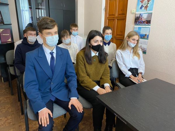 Депутат Езубов вновь пообщался с учащимися Ладожского техникума