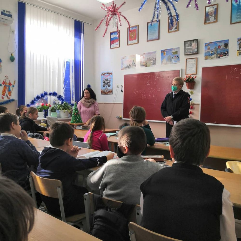 Сотрудники ГИБДД провели для усть-лабинских школьников акцию «Засветись»
