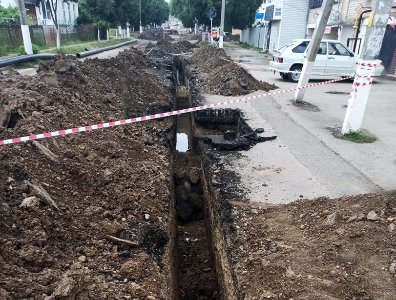 В Усть-Лабинске продолжается замена водопровода на улице Октябрьская