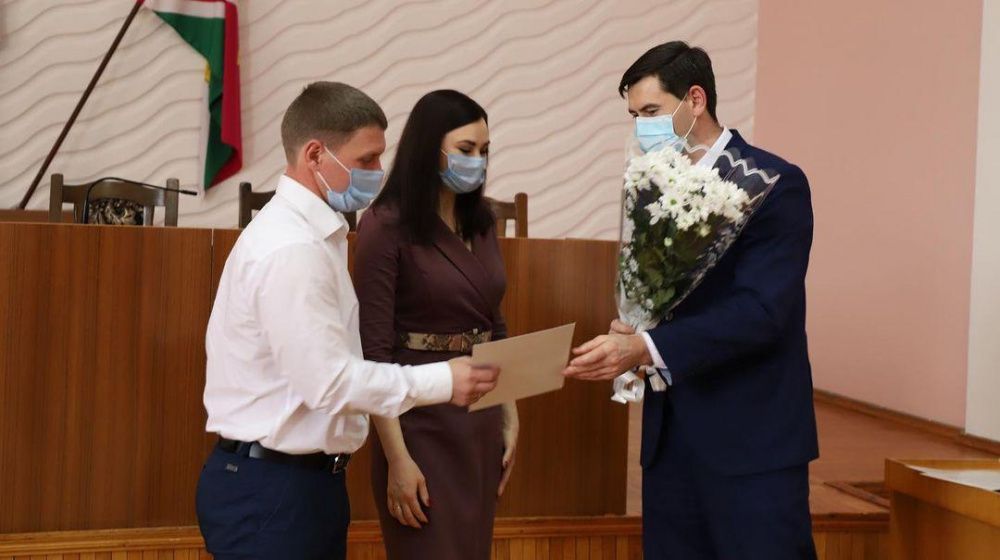 Мэр Усть-Лабинска вручил сертификаты на жилье пяти молодым семьям