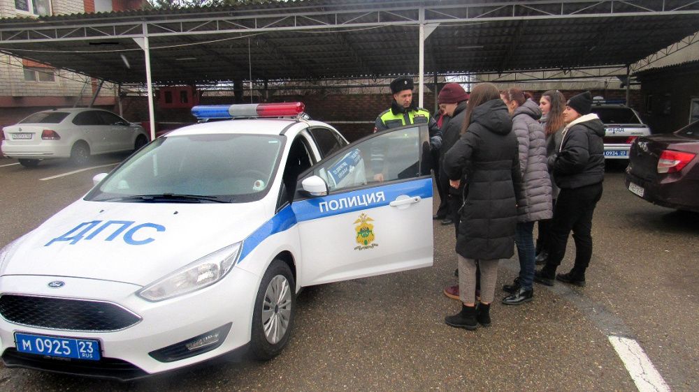 Инспекторы устроили день открытых дверей для усть-лабинской молодежи