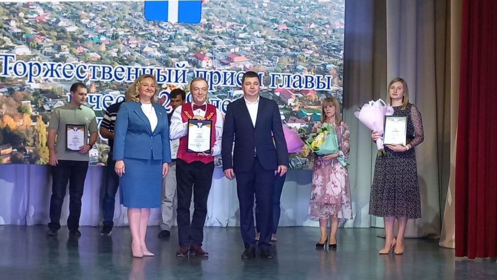 Церемония награждения жителей Усть-Лабинска прошла в городском Доме культуры.