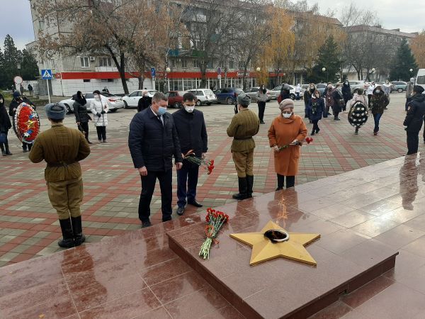 "Спасибо, родненькие!". В Усть-Лабинске отметили День неизвестного солдата