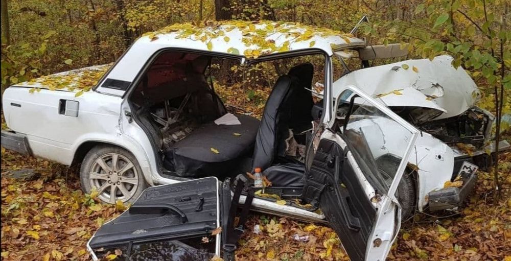 21-летний водитель на ВАЗе врезался в дерево и погиб. Пострадал подросток