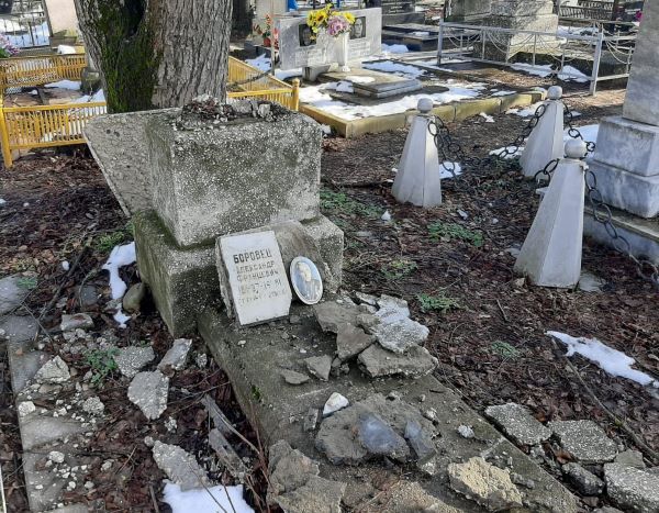 В Усть-Лабинске на Аллее Славы развалилось надгробье фронтовика