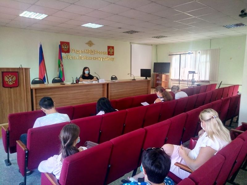 Усть-лабинские сотрудники полиции провели семинар для педагогов