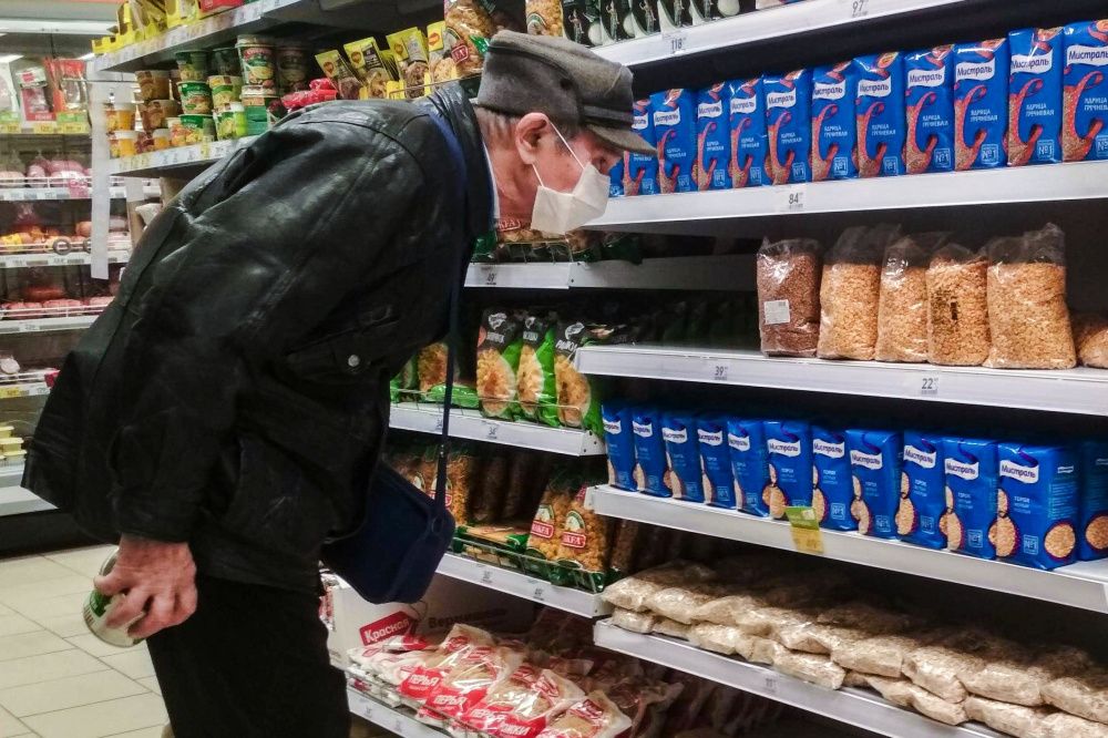 В российских магазинах резко подорожали масло, мука и гречка