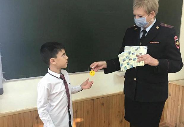 Усть-лабинским школьникам подарили светоотражающие значки