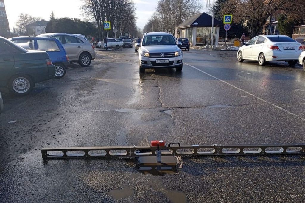 Состояние дорожного покрытия проверили в Усть-Лабинском районе.