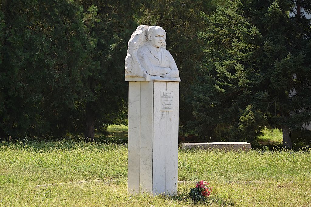 памятник Батохину.JPG