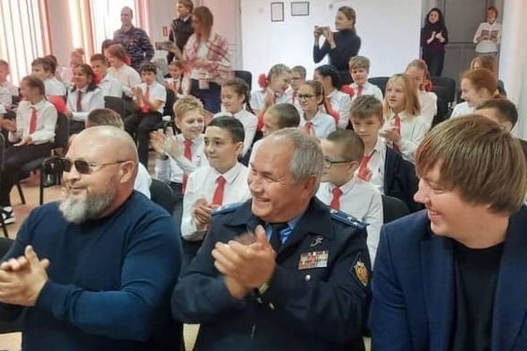 Юные росгвардейцы поздравили кураторов с праздником в Усть-Лабинске. Юные росгвардейцы поздравили кураторов с праздником в Усть-Лабинске.