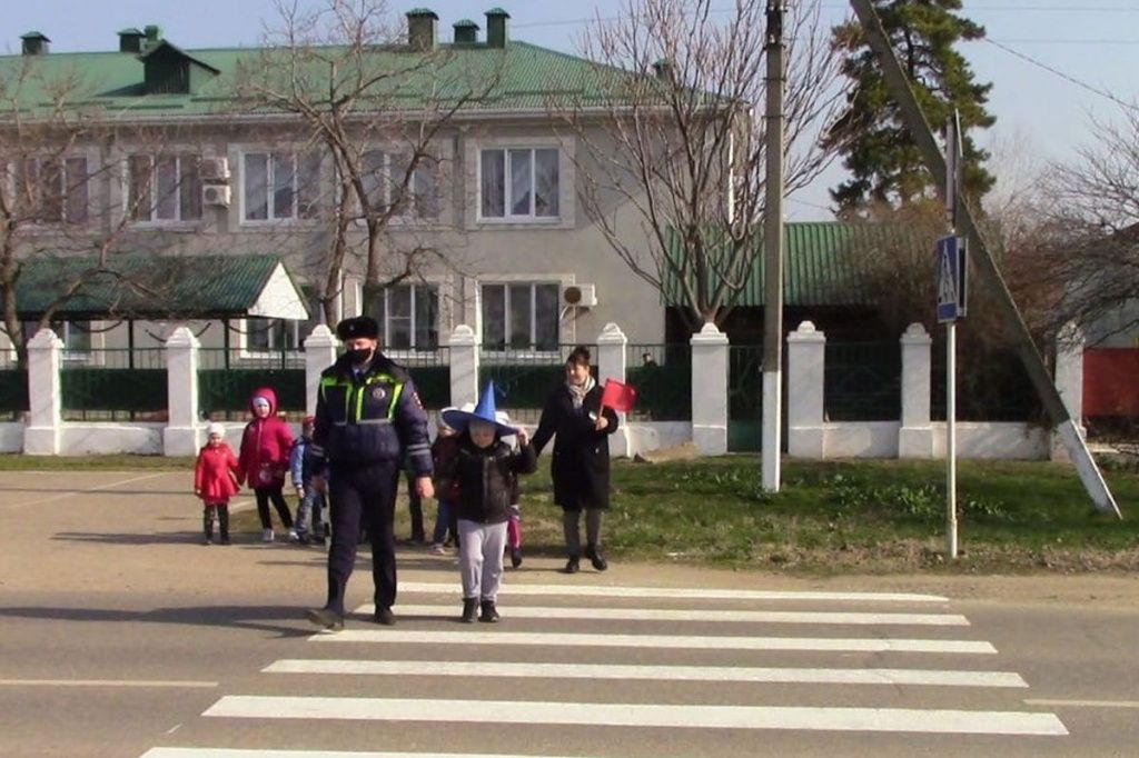 Усть-Лабинские автоинспекторы знакомят воспитанников детсада с работой полиции.