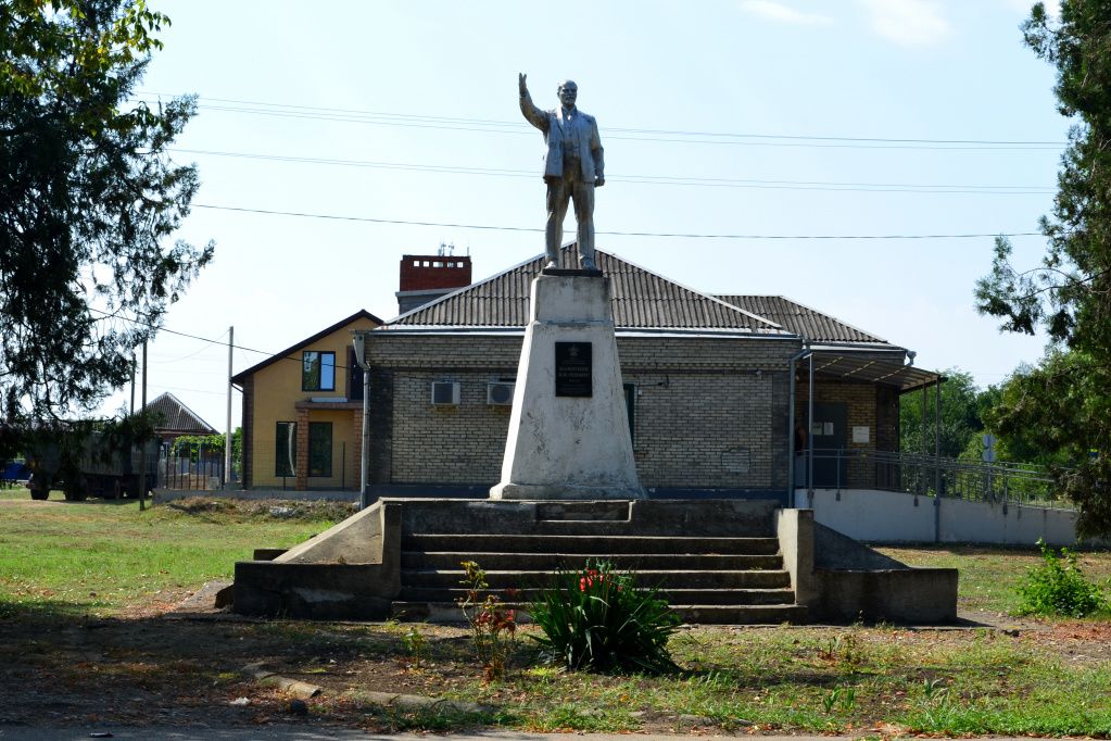 Памятник Ленину.JPG