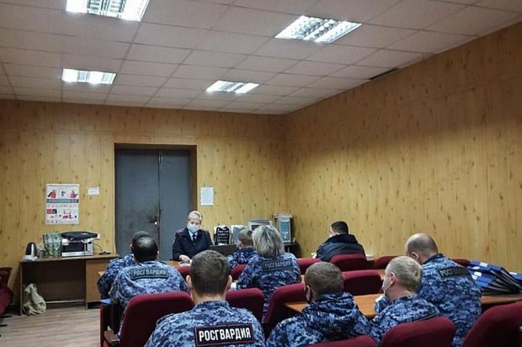 Автоинспекторы провели беседу по соблюдению ПДД с сотрудниками Росгвардии.j