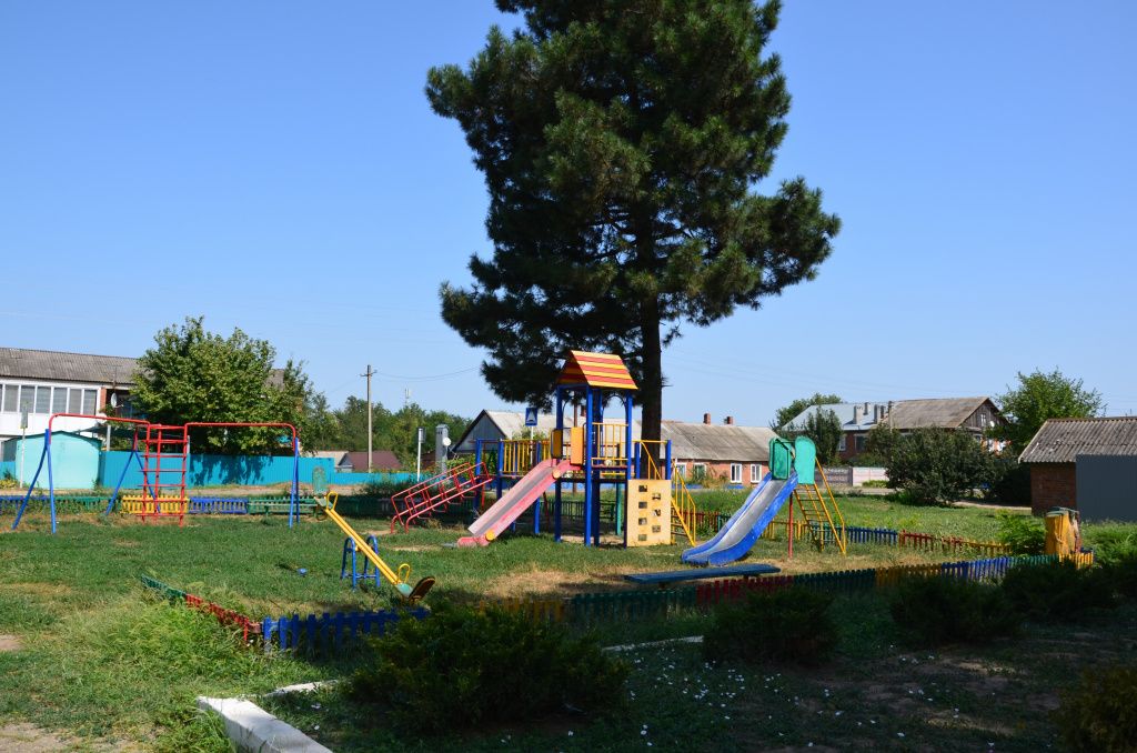 Детская площадка в пос. Южном.JPG
